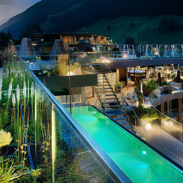 Wellness-Aussenbereich mit Terrasse im A&L Wellnessresort Südtirol