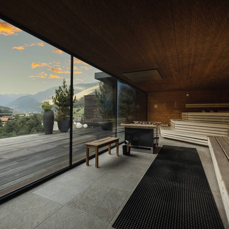 Hotelsauna mit Panoramablick auf das Ahrntal