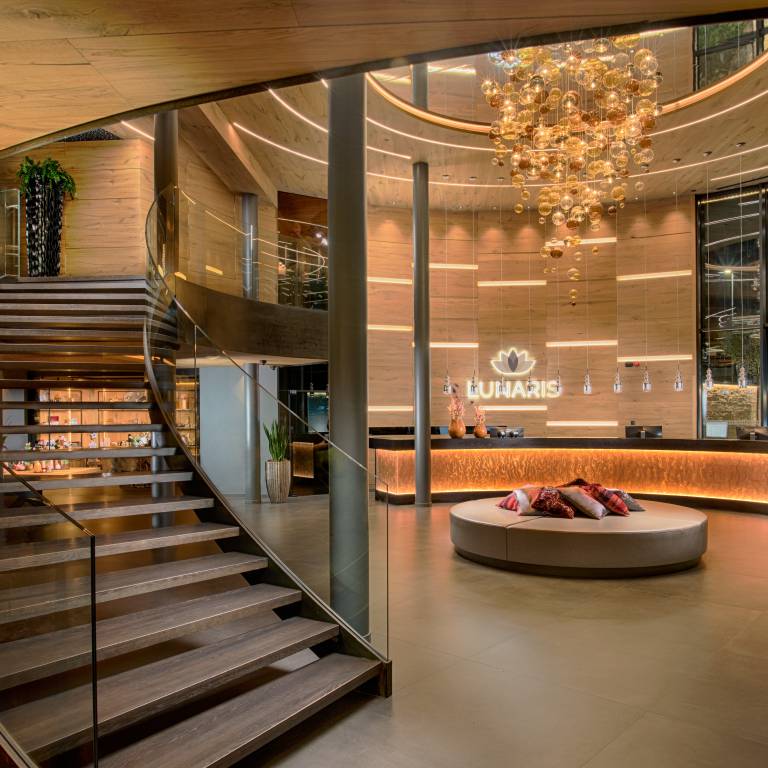 Die Hotellobby des Lunaris Wellnessresort in Südtirol