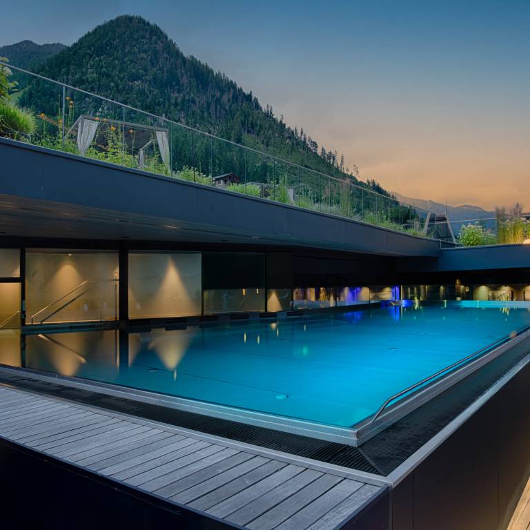 Aussenpool im Wellnessbereich mit Bergen im Hintergrund